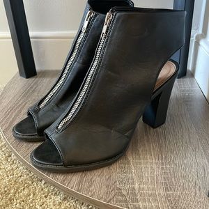 Black front zip up Report Bootie heels!